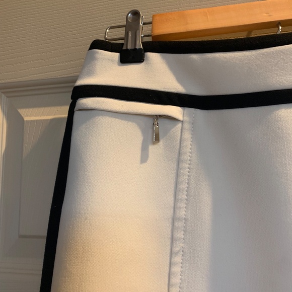 White House Black Market Ivory/Black Lined Skirt sz 4 - Picture 3 of 8